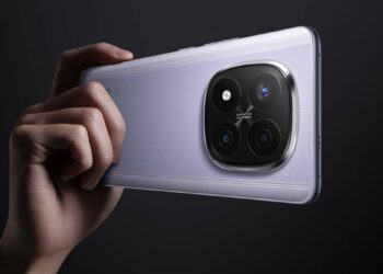 Redmi Note 14 Pro Plus sujetado con una mano