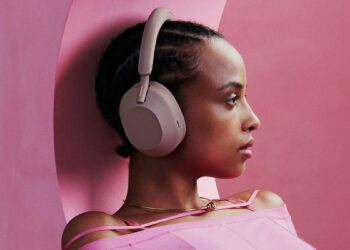 Chica utilizando los auriculares Sony WH-1000XM5