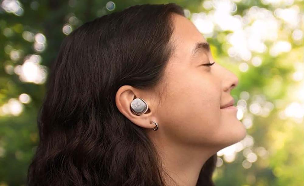 Chica utilizando los auriculares Sennheiser MOMENTUM True Wireless 4