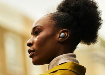 Chica con los Sony WF-1000XM5