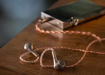 Astell&Kern Luna, unos auriculares IEM inspirados en las curvas de la luna con un precio de viaje espacial