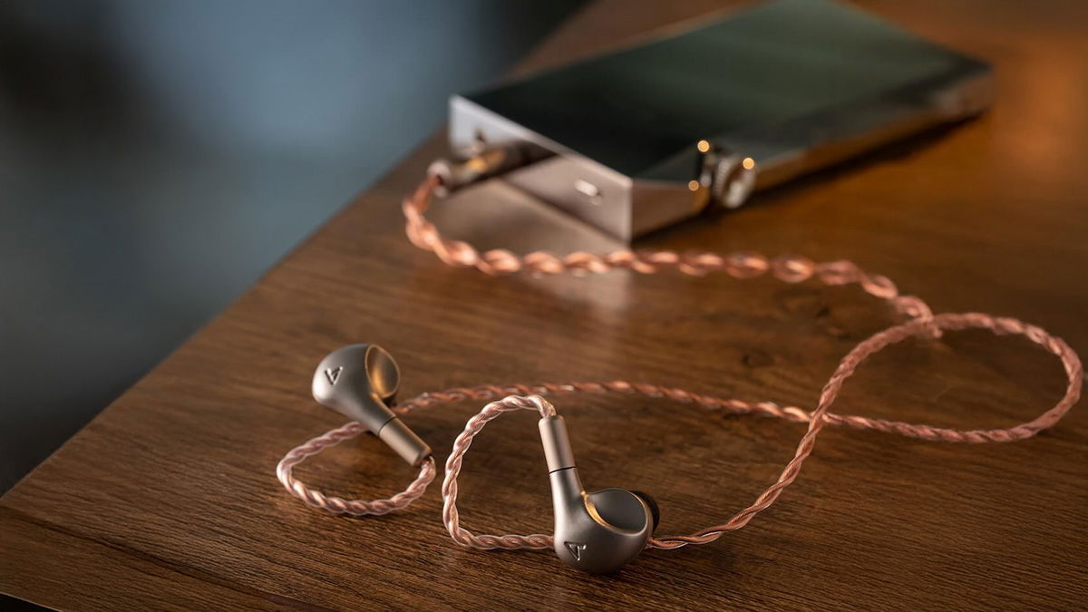 Astell&Kern Luna, unos auriculares IEM inspirados en las curvas de la luna con un precio de viaje espacial