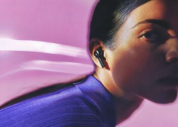 Chica con los Bang & Olufsen Beoplay EX