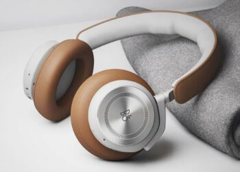 Bang & Olufsen Beoplay HX en un mesa