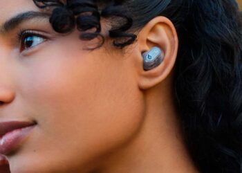 Chica con los Beats Studio Buds +