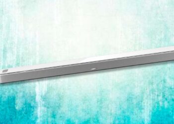 Bose Smart Ultra con fondo de color azul