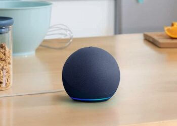 Amazon Exho Dot en una mesa