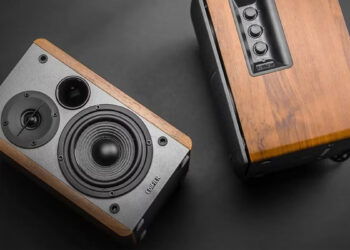 Edifier R1280DB en una mesa