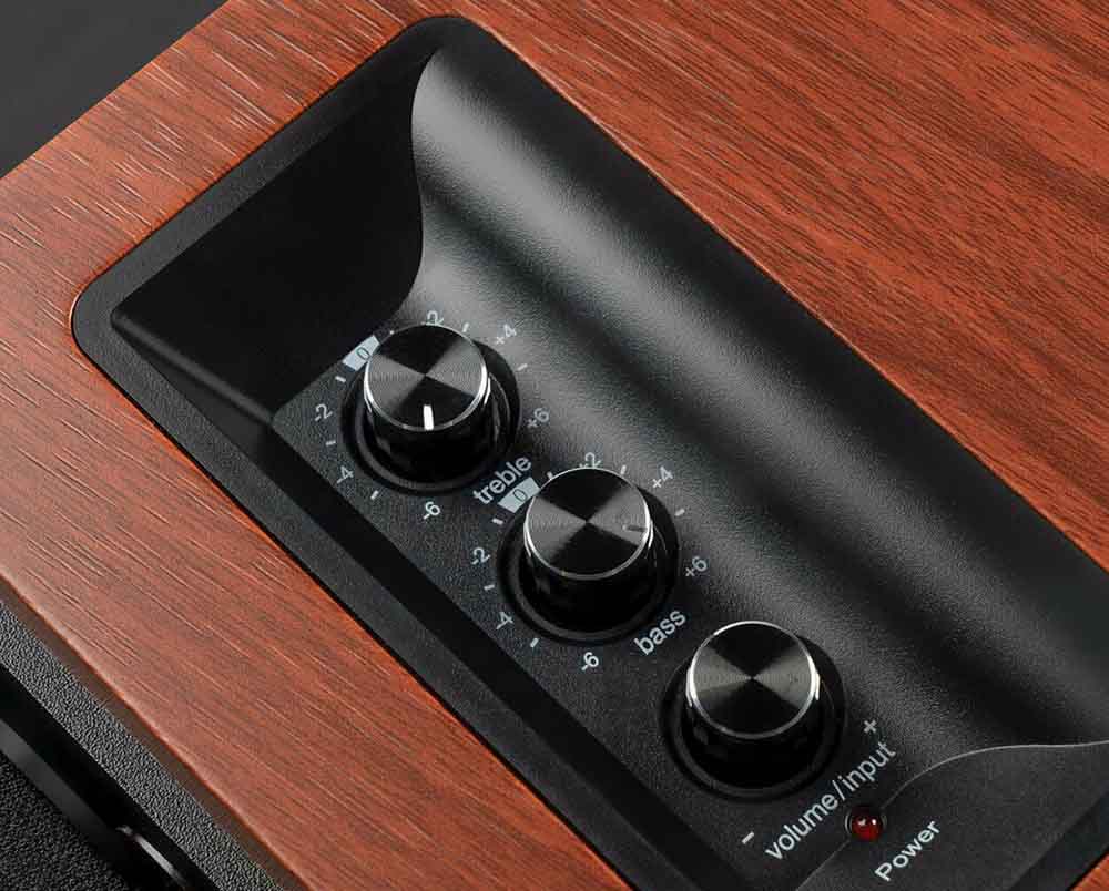 Controles de los Edifier R1700BTs