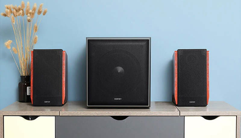 Edifier R1700BTs en una mesa