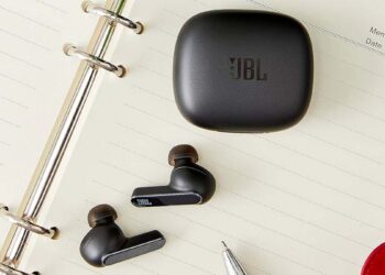 JBL Live Pro 2 con su funda de transporte
