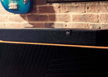 Klipsch Flexus Core 100 en una mesa