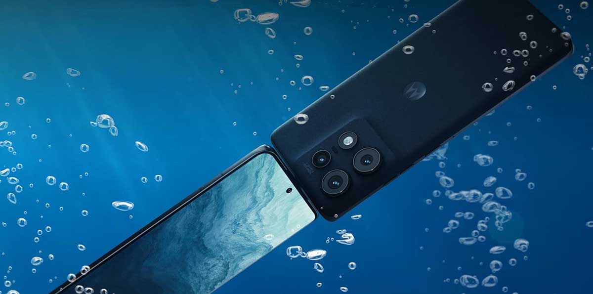 Motorola Edge 50 Pro en el agua