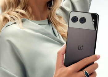 Chica con el OnePlus Nord 4