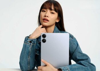 Chica con el tablet POCO Pad