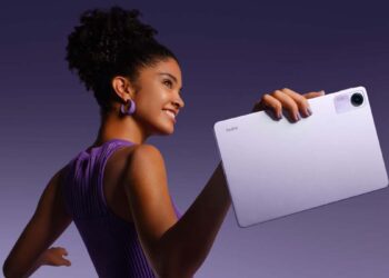 Chica con el tablet Redmi Pad SE