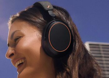 Chica utilizando los Sennheiser Momentum 4 Wireless Special Edition