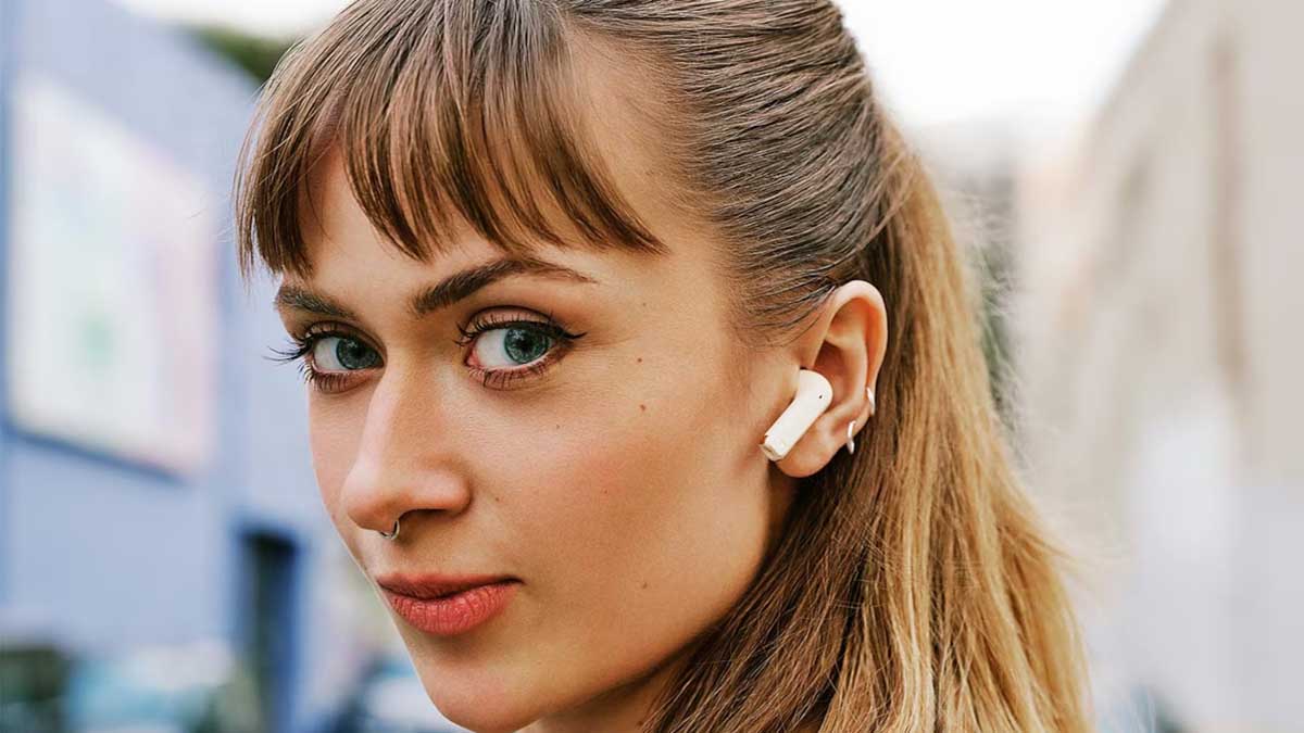 Chica con los Sennheiser ACCENTUM Open