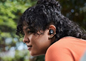 Chica con los Sennheiser Sport True Wireless