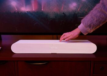 Uso de la Sonos Ray de color blanco