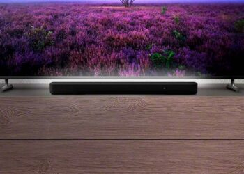 Sony HT-S2000 junto a un televisor