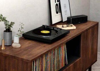 Sony PS-LX310BT en un mueble