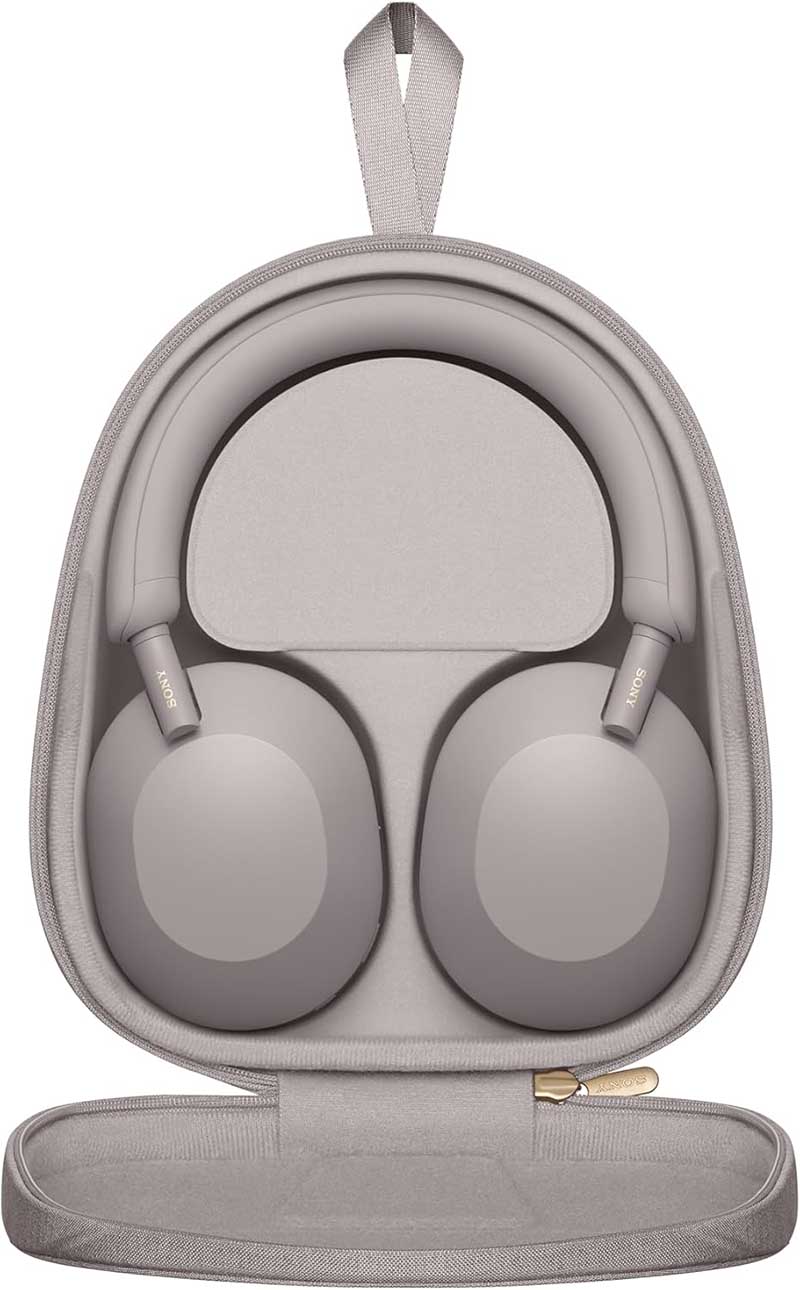 Sony WH-1000XM5 en su funda de transporte
