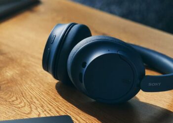 Sony WH-CH720N de color auzl en una mesa