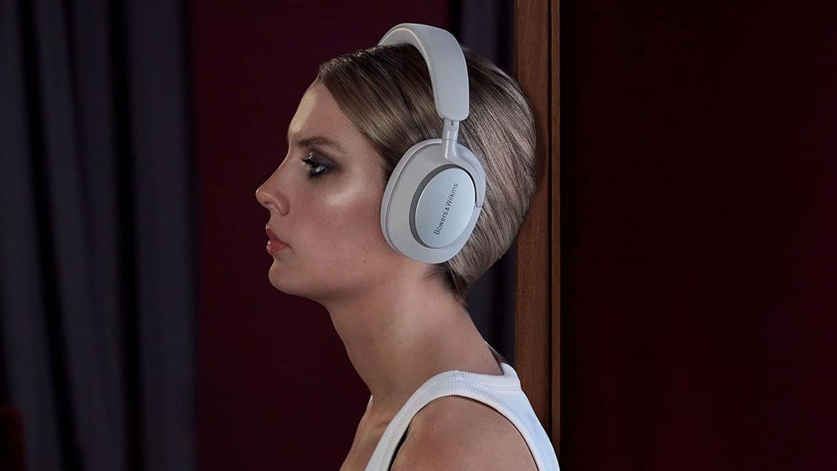 Chica con los Bowers & Wilkins Px7 S2