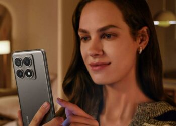 Chica utilziando el Xiaomi 14T