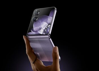 Xiaomi MIX Flip en una mano