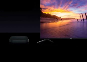 Xiaomi TV Box S 2nd Gen al lado de un televisor