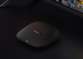 Xiaomi TV Box S 3rd Gen junto a un televisor