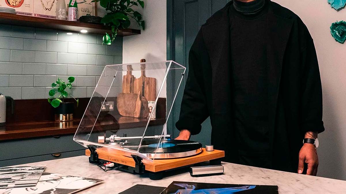 Escucha tus vinilos como nunca: el tocadiscos Audio-Technica LPW30TK tiene un descuentazo