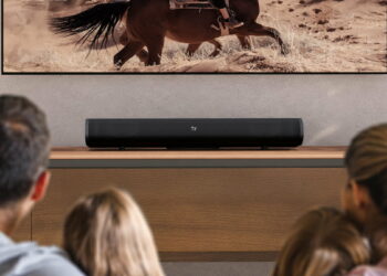 Creative lanza una barra de sonido pensada para jugones, streamers… ¡y para quien no tiene mucho espacio!