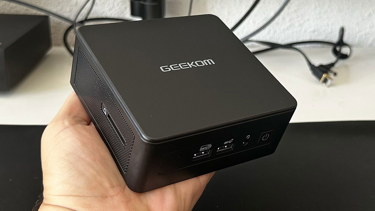 GEEKOM IT15, review: una auténtica bestia que cabe en la palma de la mano