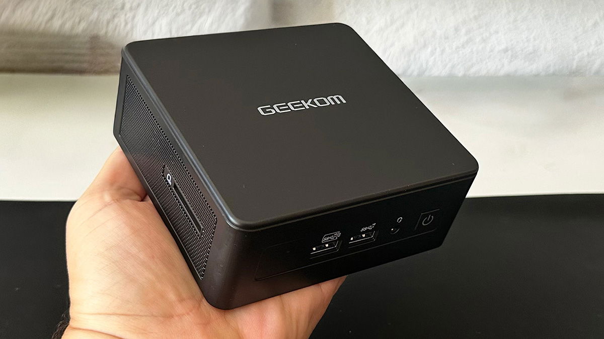 GEEKOM IT15, review: una auténtica bestia que cabe en la palma de la mano