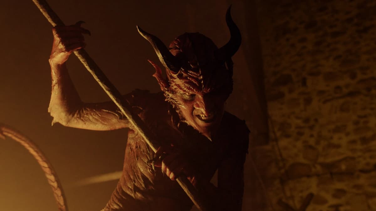 Un herrero y un demonio comparten pantalla en ‘Errementari’, la película de terror española que puedes ver en streaming