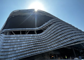 LG nos enseña las pantallas del nuevo Roig Arena: el videomarcador con mayor resolución de Europa, un Ribbon LED envolvente y un "Ojo" exterior