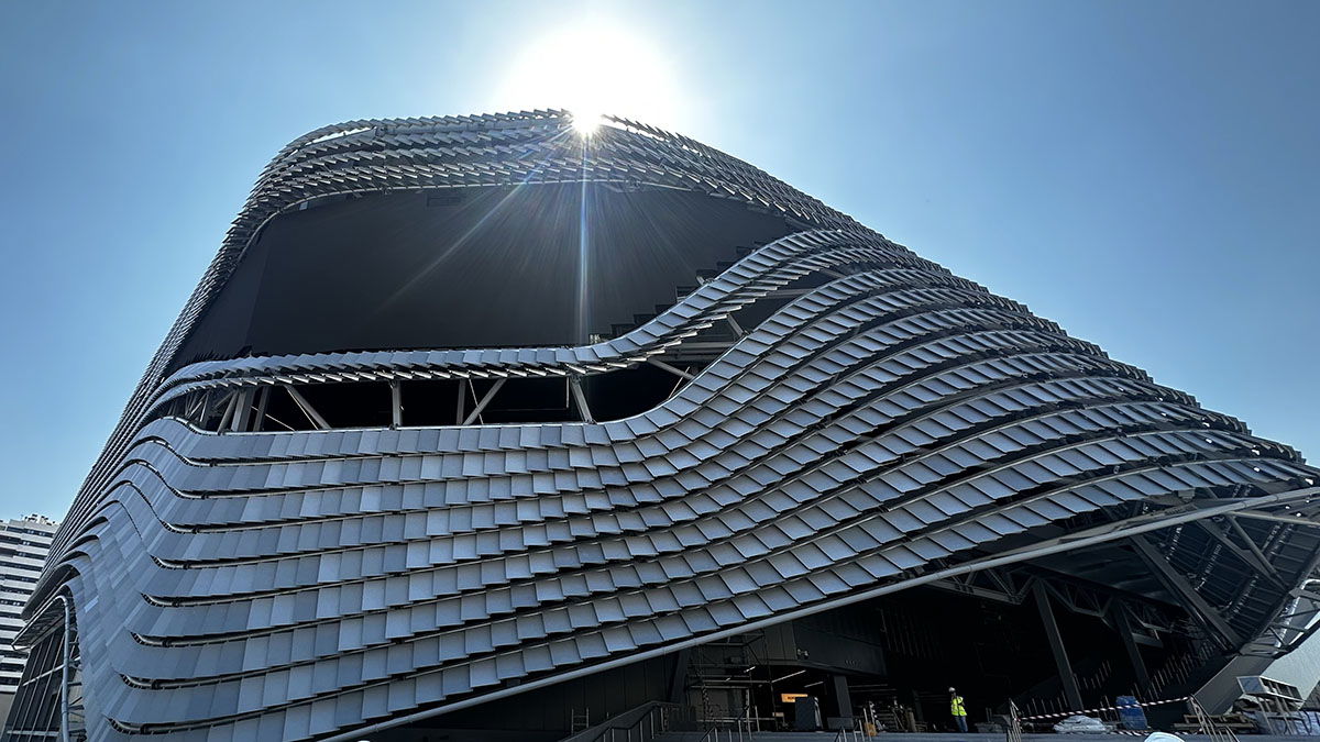 LG nos enseña las pantallas del nuevo Roig Arena: el videomarcador con mayor resolución de Europa, un Ribbon LED envolvente y un «Ojo» exterior