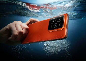 realme GT 7 Pro en el agua