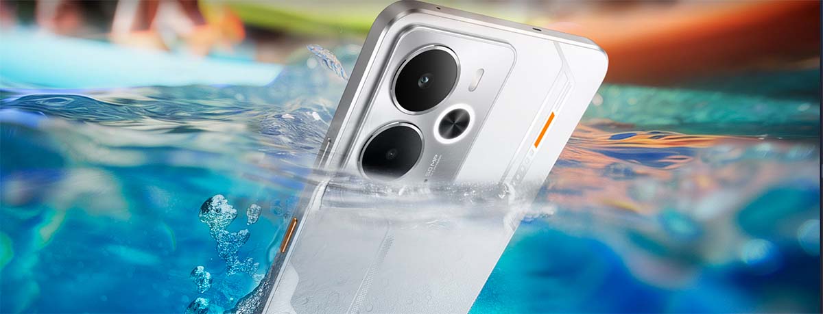 realme 14 5G sumergido en agua