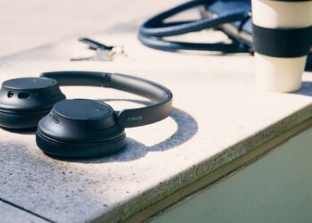 Auriculares Sony WH-CH720N de color negro plegados