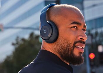 Chico utilizando los Beats Studio Pro