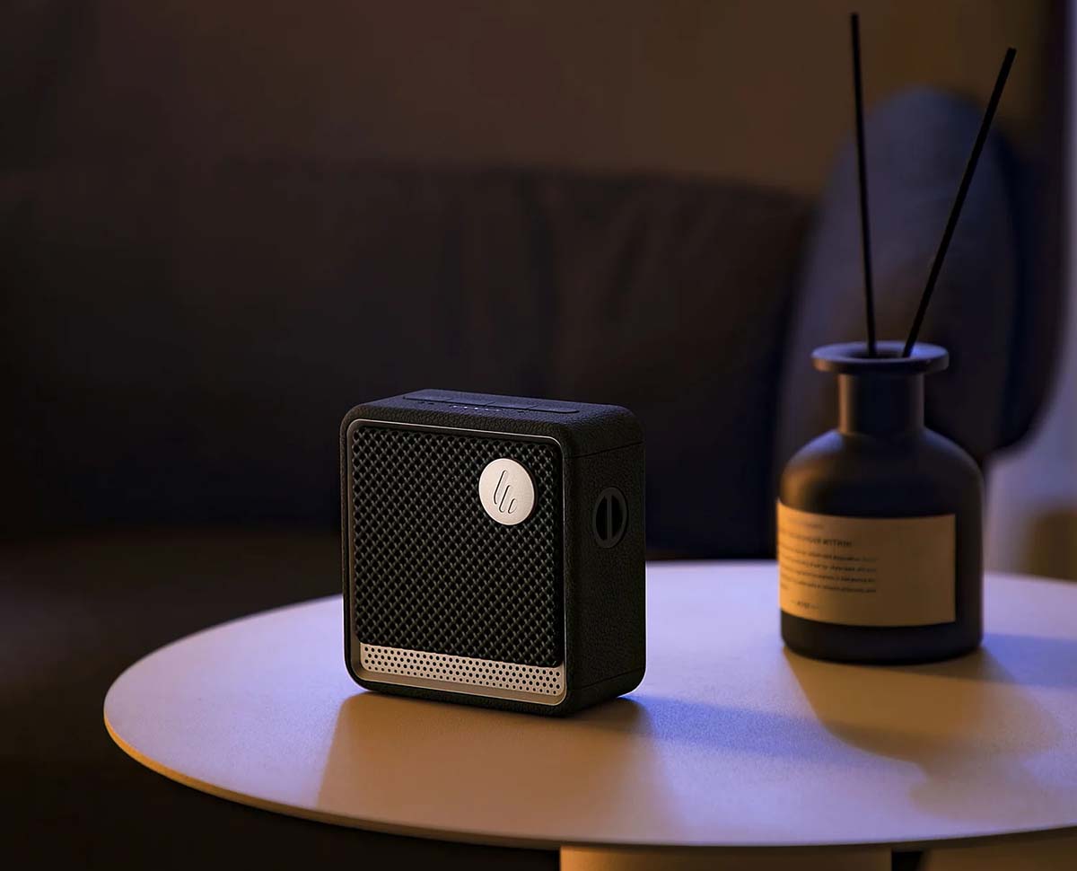 Altavoz Edifier ES20 en una mesa