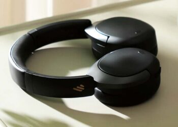 Edifier W830NB en una mesa