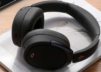 Edifier WH950NB en una mesa