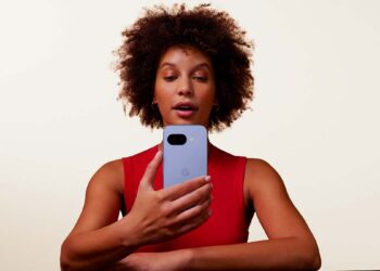 Chica con el Google Pixel 9a