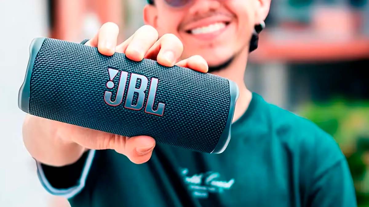 Chico con el JBL Flip 6