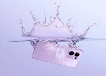 Reno13 F 5G sumergido en agua